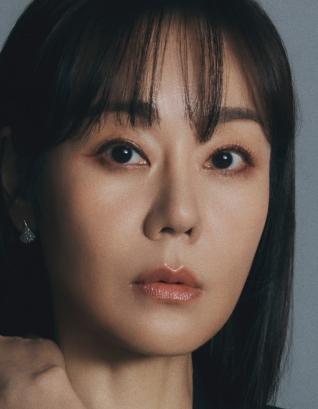 김윤진