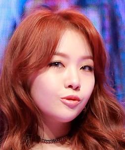 민아