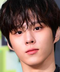 김우석